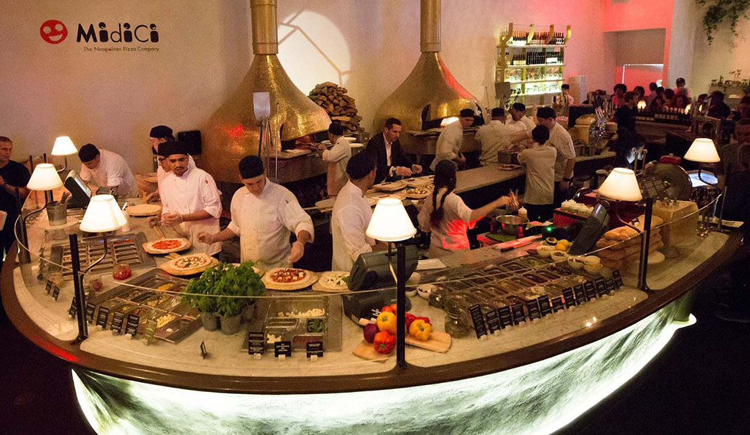 chefs' preparing the pizza